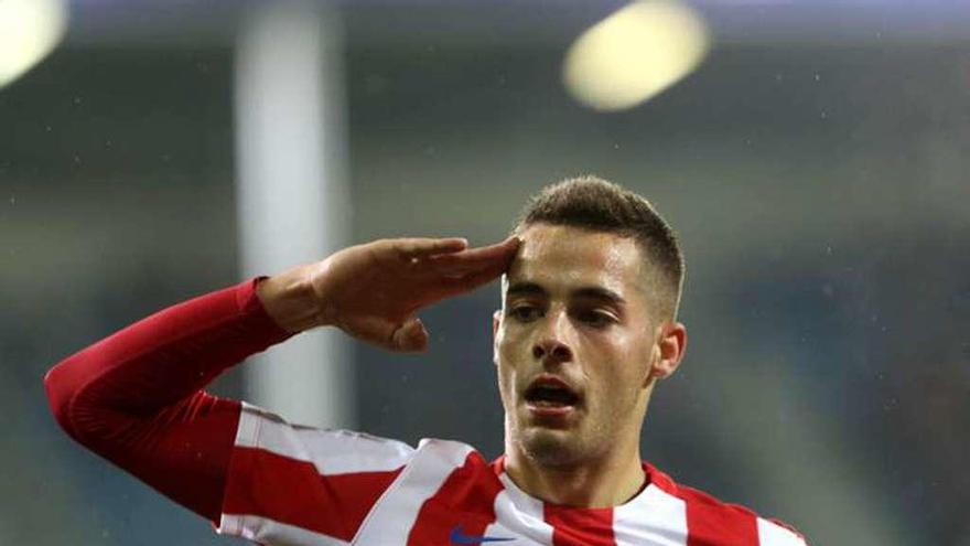 Rubén Sánchez celebra con el saludo militar el gol que marcó en su debut con el Sporting.