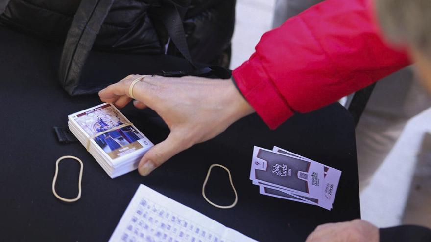 La Pasión por las "Holy Cards" de la Semana Santa de Zamora se vive en la calle