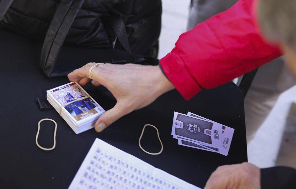 Un taco de cromos en el intercambio de la plaza de Sagasta. | ALBA PRIETO