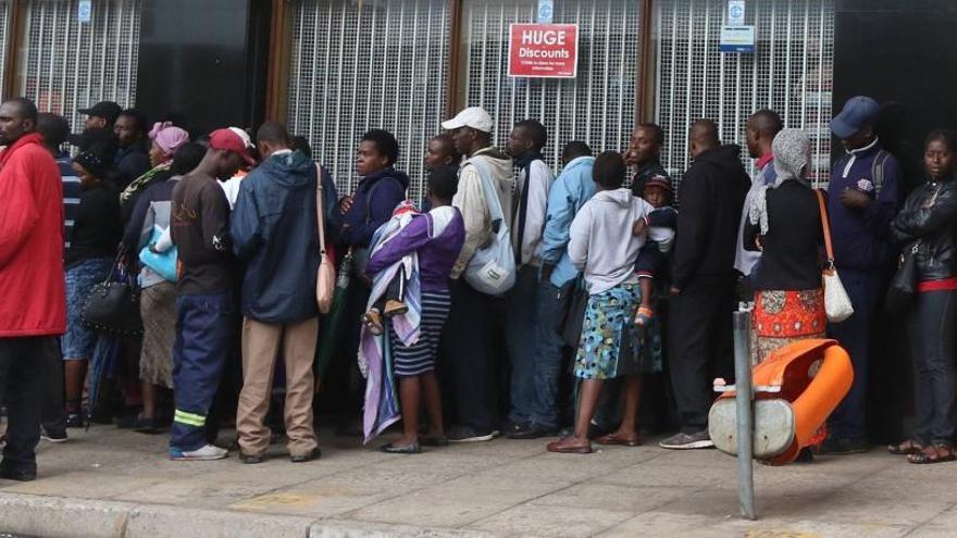 Colas ante una sucursal bancaria en Harare este miércoles.