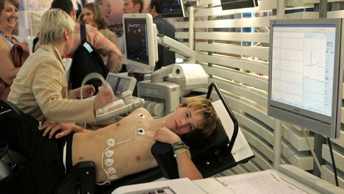Un joven se somete a pruebas del corazón en un congreso médico.