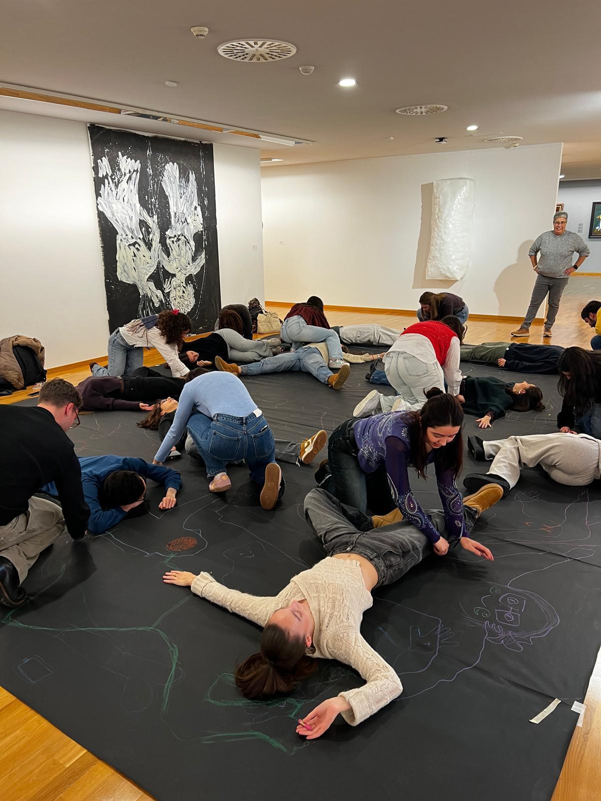 Estudiantes del último curso de Medicina que realizan la práctica clínica en el área sanitaria coruñesa, en la II jornada 'AtlánticoCrea', en la sede de la Fundación María José Jove, en A Coruña.