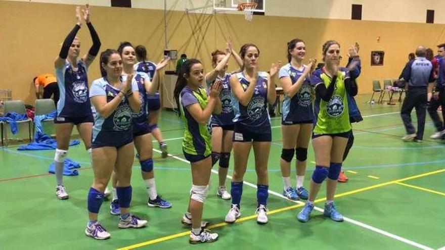 Las jugadoras ourensanas aplauden al final del partido. // FdV