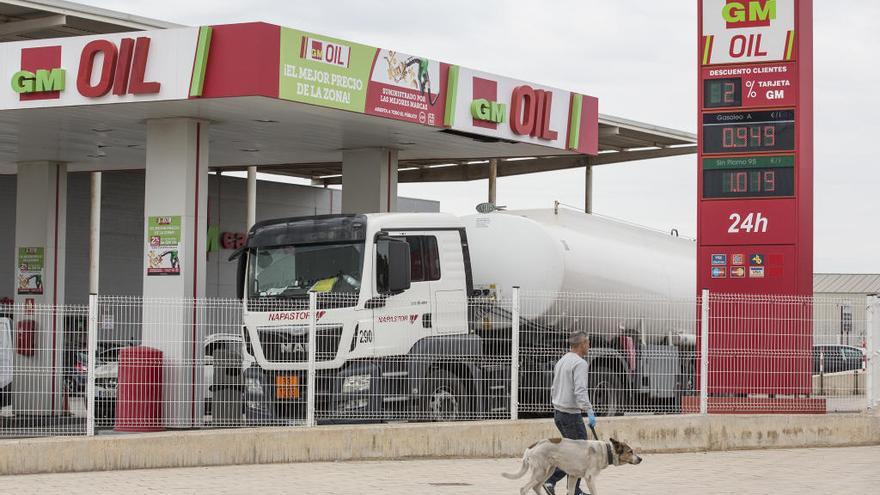 Fomento habilitará gasolineras de la provincia de Alicante para el descanso y la comida de los transportistas