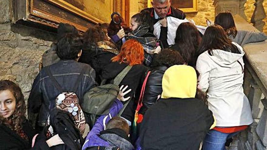 Los alumnos irrumpen, ayer, en el rectorado de Santiago.