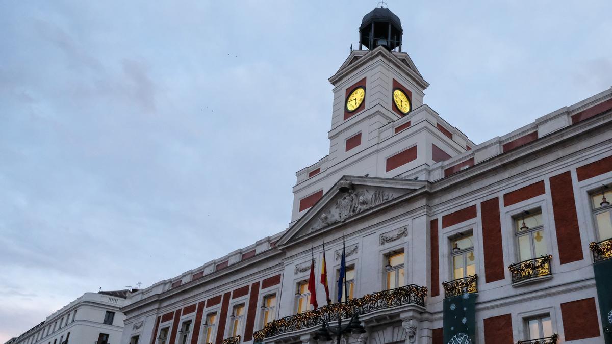 Archivo - Reloj de la Puerta del Sol o Reloj de Gobernación en lo alto de la Casa de Correos