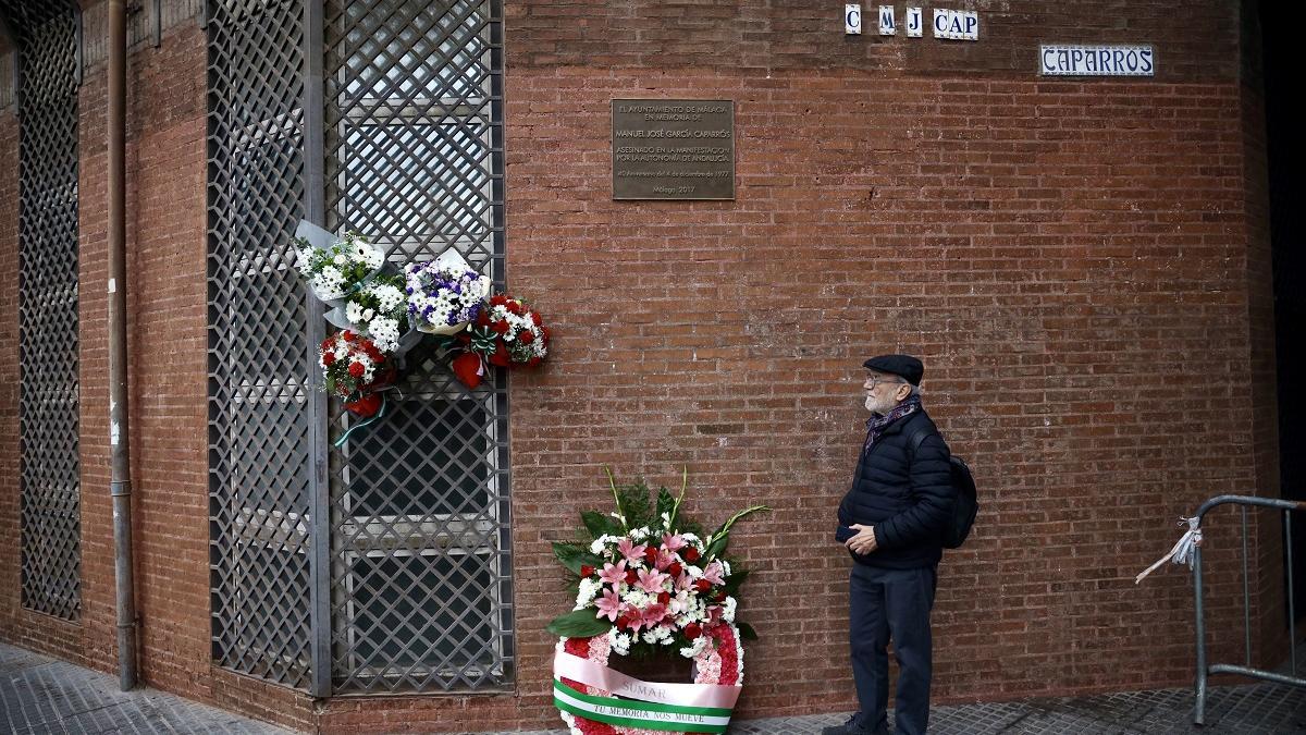 Un asistente al homenaje, junto a las flores en memoria de García Caparrós.
