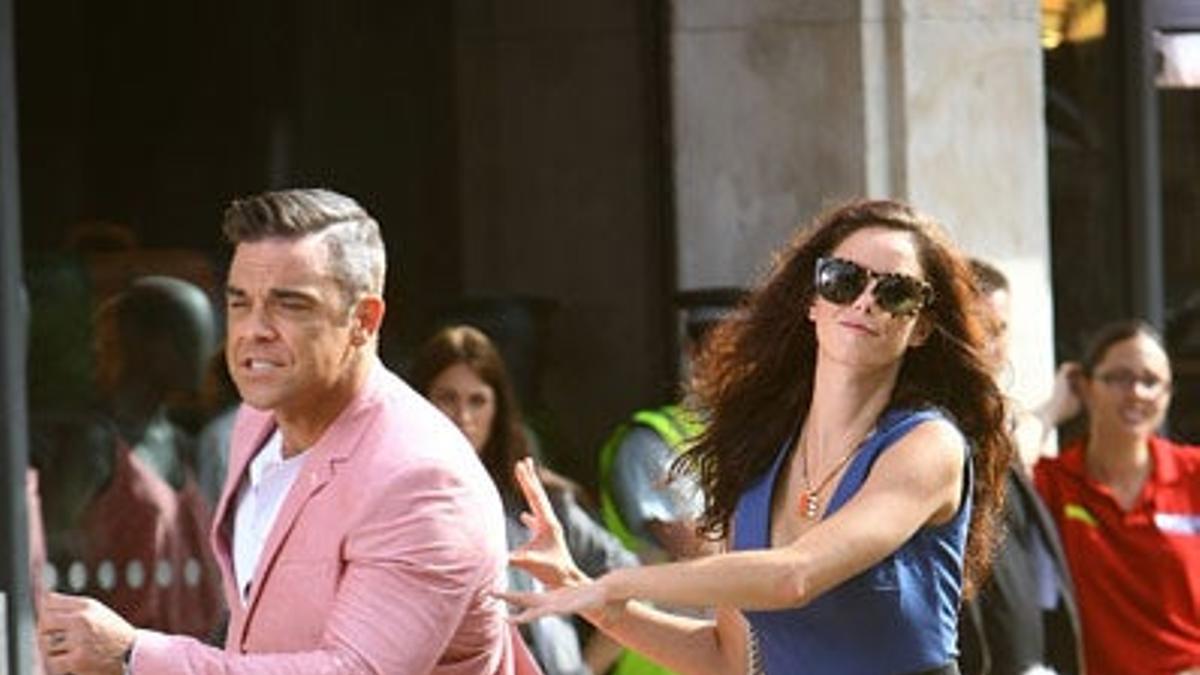 Robbie Williams y su conjunto rosa