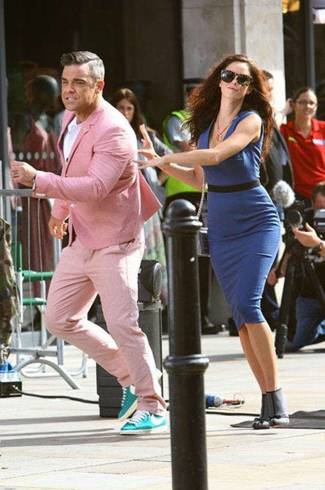Robbie Williams y su conjunto rosa