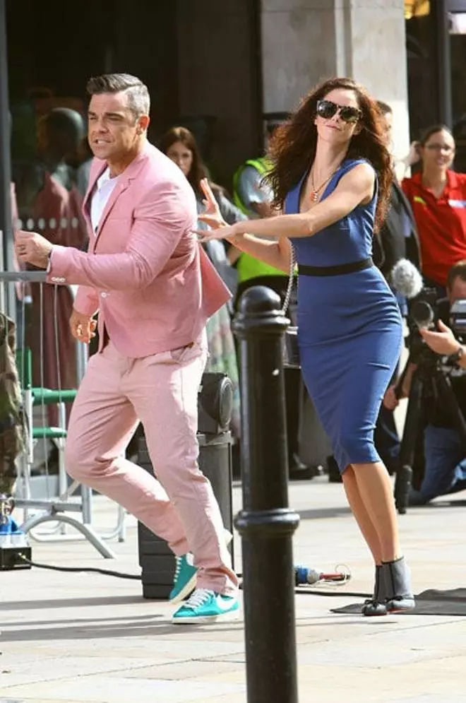 Robbie Williams y su conjunto rosa