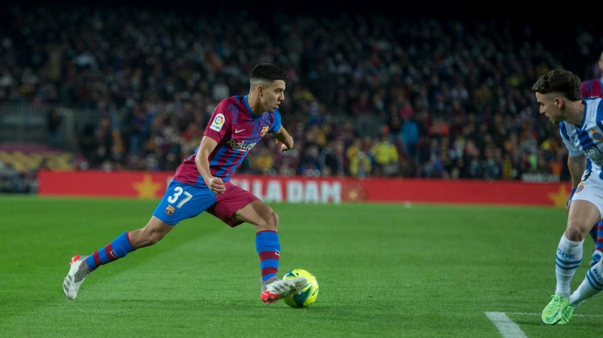 Ilias inicia una jugada de ataque ante el Espanyol en el Camp Nou.