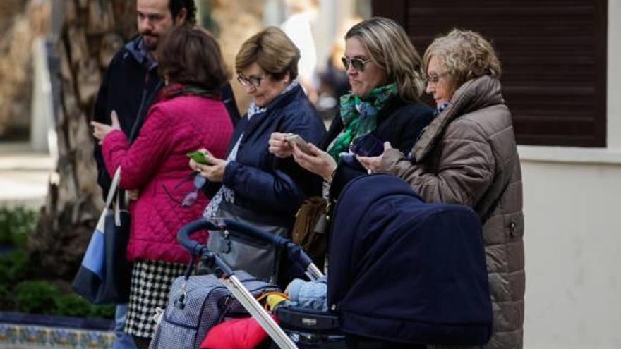 Ciudadanas consultando su teléfono móvil en la Glorieta de Elche, uno de los puntos que cuenta con wifi municipal gratuito desde hace años, en una imagen retrospectiva.