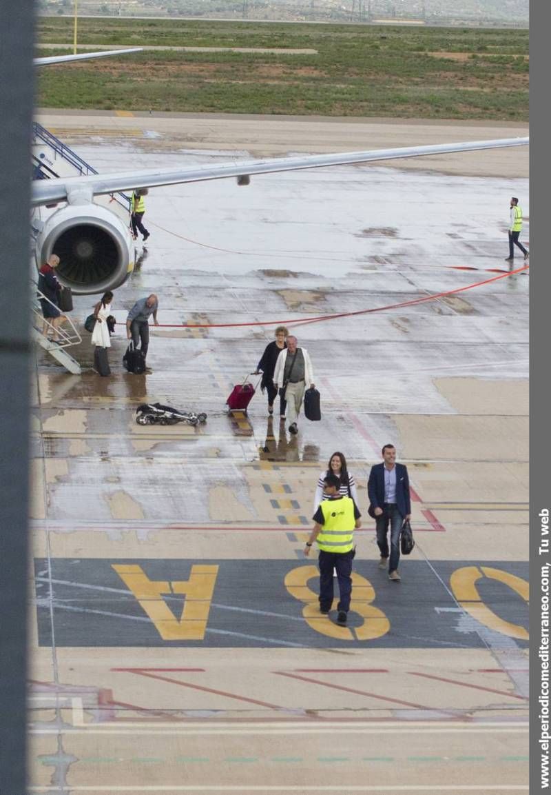 GALERÍA DE FOTOS -- Primer vuelo comercial en el aeropuerto de Castellón