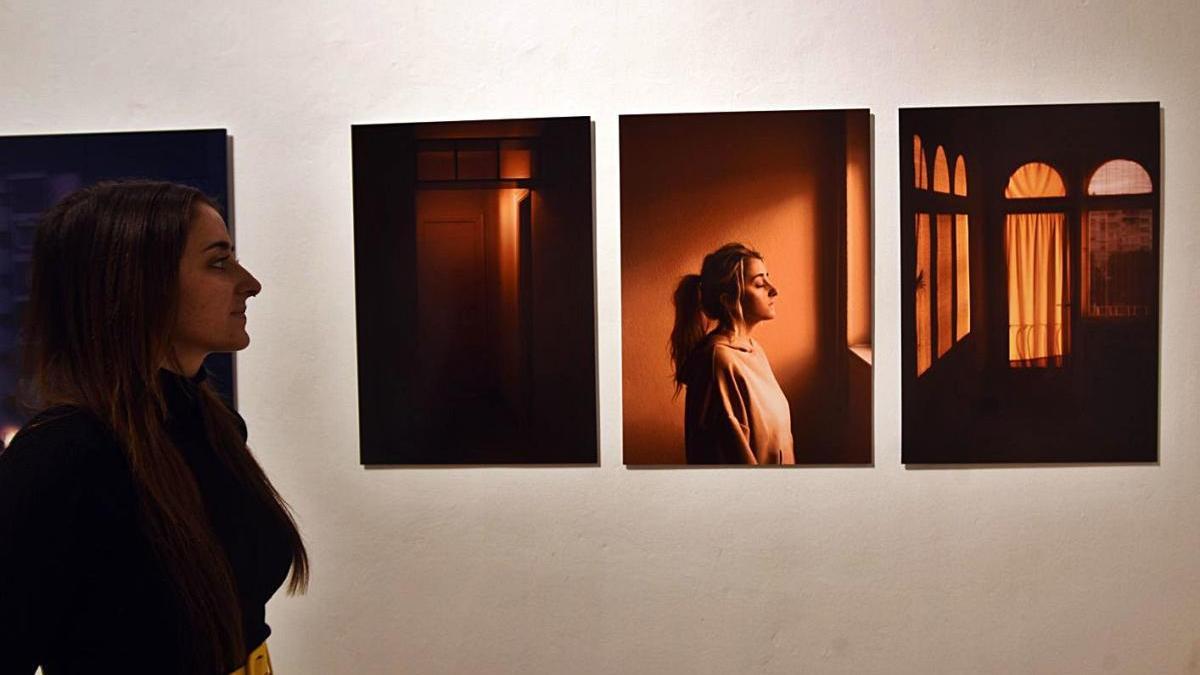 La Sala Alta la ocupa una colección de fotografías seleccionada por Mónica Lozano.