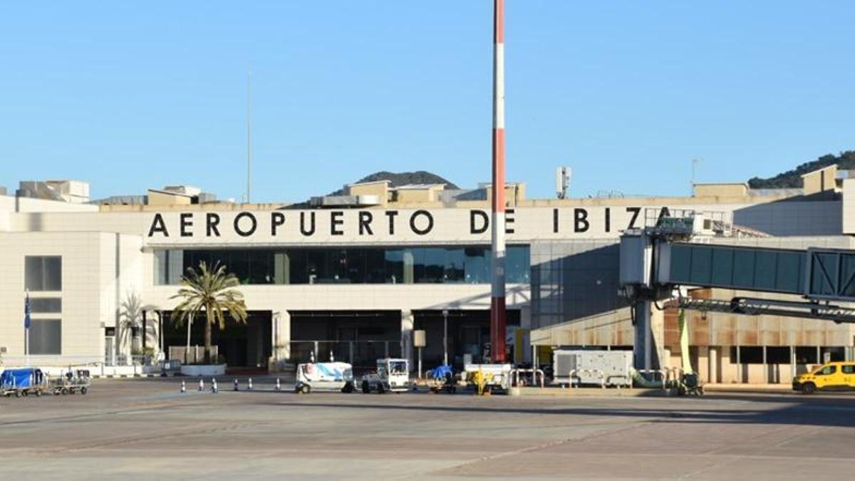 Fachada frontal de la zona aire del aeropuerto de Ibiza.