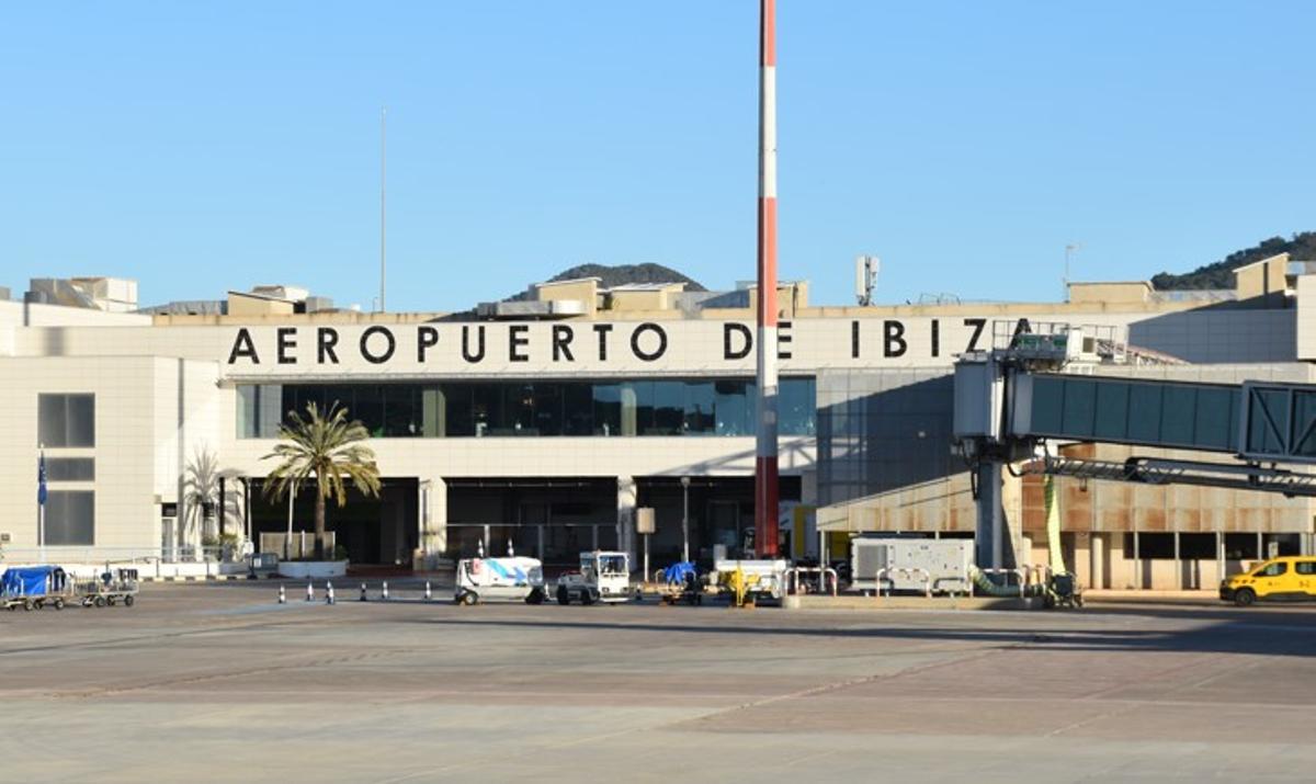 Fachada frontal de la zona aire del aeropuerto de Ibiza.