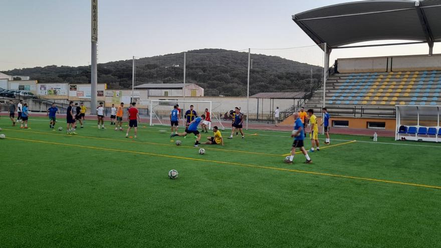 Finalizan las obras de sustitución del césped en el Estadio Municipal de Monesterio