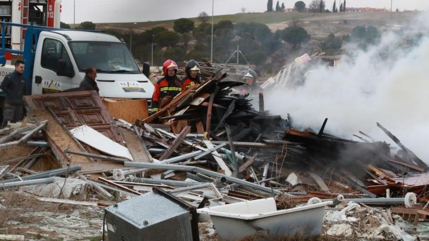 Un incendio en un solar alerta a los vecinos del barrio de San Isidro