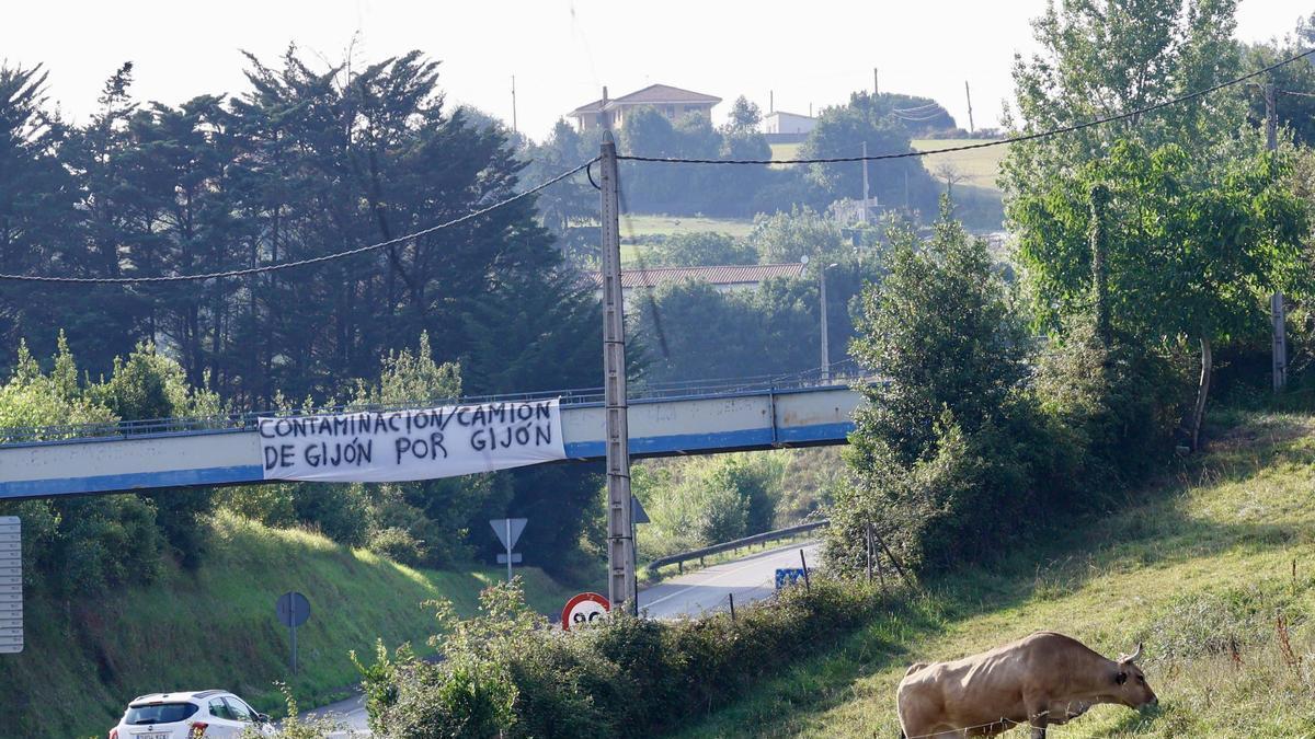 Una de las pancartas colocadas por los vecinos para denunciar la situación.
