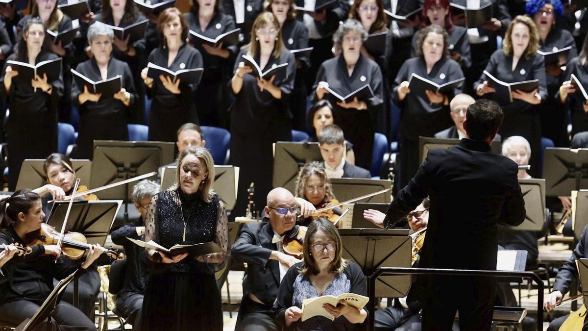 La OSPA y el Coro de la Fundación Princesa de Asturias, durante el concierto de abono en el Auditorio de Oviedo.  | IRMA COLLÍN