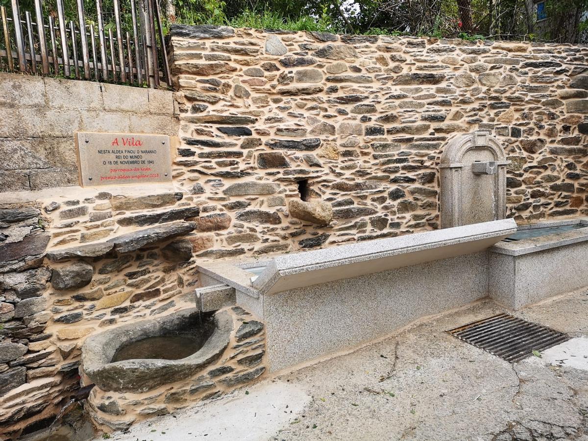 Placa en lembranza do Naranxo no lugar de A Vila, na Xesta.