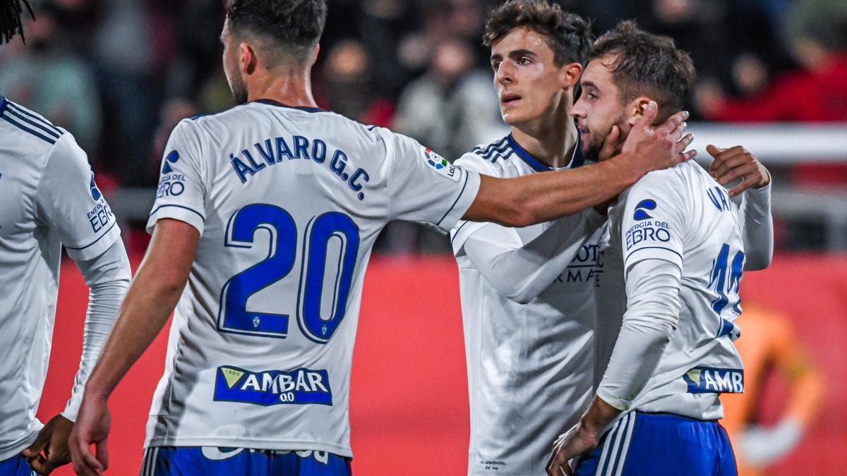 Álvaro y Francés tratan de calmar a Vada tras su roja por dar una patada a un rival.