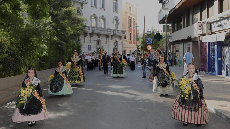 La ofrenda a los patronos marca el comienzo del triduo religioso en la Vall