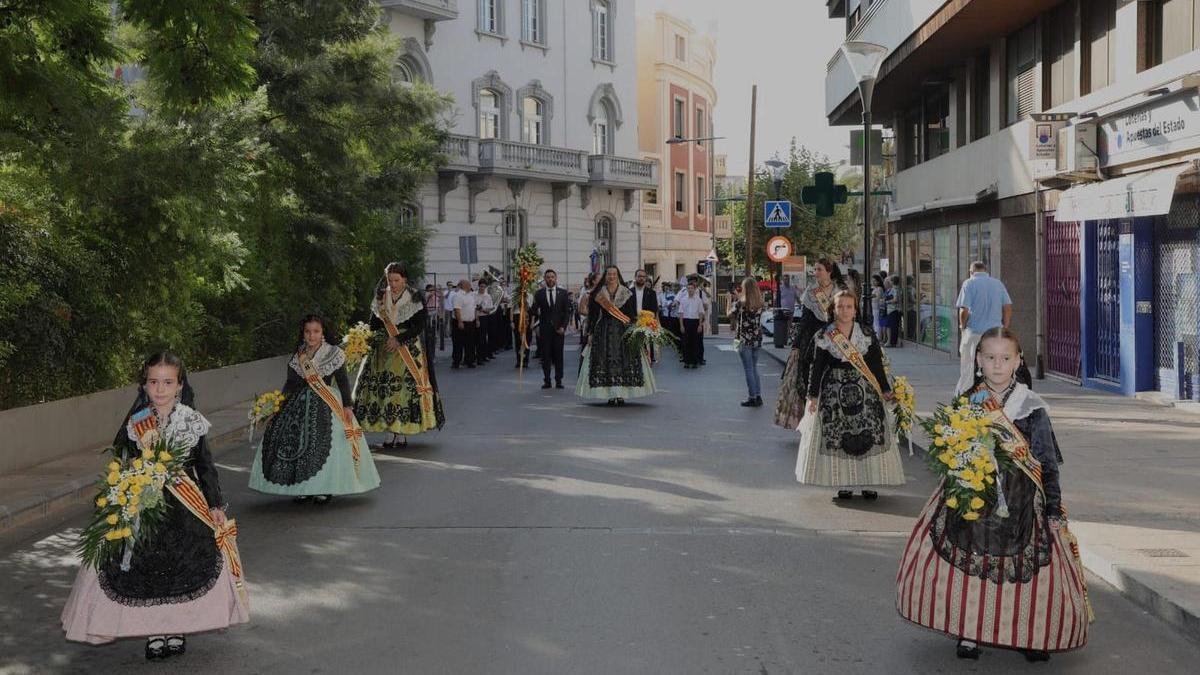 Las festeras y la reina, a su paso por la plaça del Centre en el desfile previo a la ofrenda a la Sagrada Familia