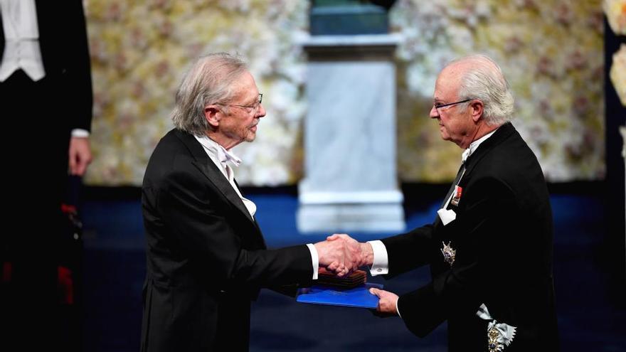 Peter Handke recibe el Nobel de Literatura de manos del rey Carlos Gustavo XVI de Suecia, ayer en Estocolmo.