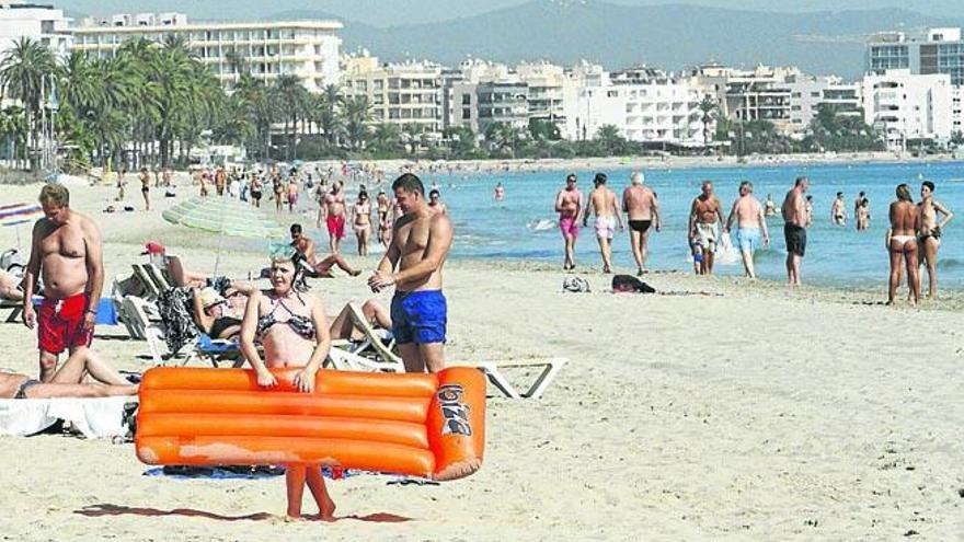 Bañistas en Platja d´en Bossa, ayer al mediodía.