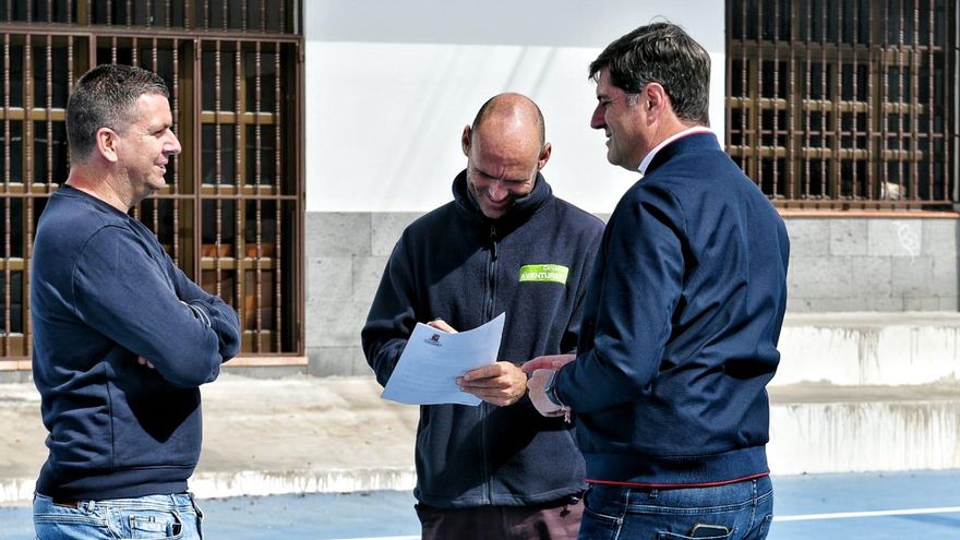 The Mayor signs the receipt of the works that were carried out in the El Molledo sports center