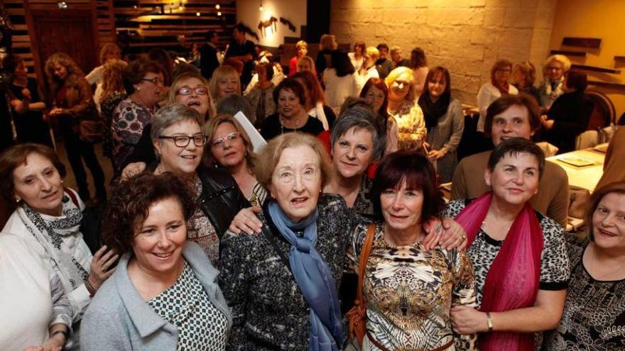 Teresa Alonso, en el centro, con sus antiguas alumnas, durante la celebración.