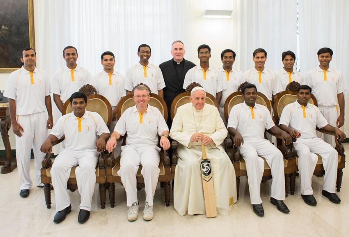 El Papa Francisco, con una de las formaciones iniciales del St. Peter's Cricket Club Vatican en 2014.