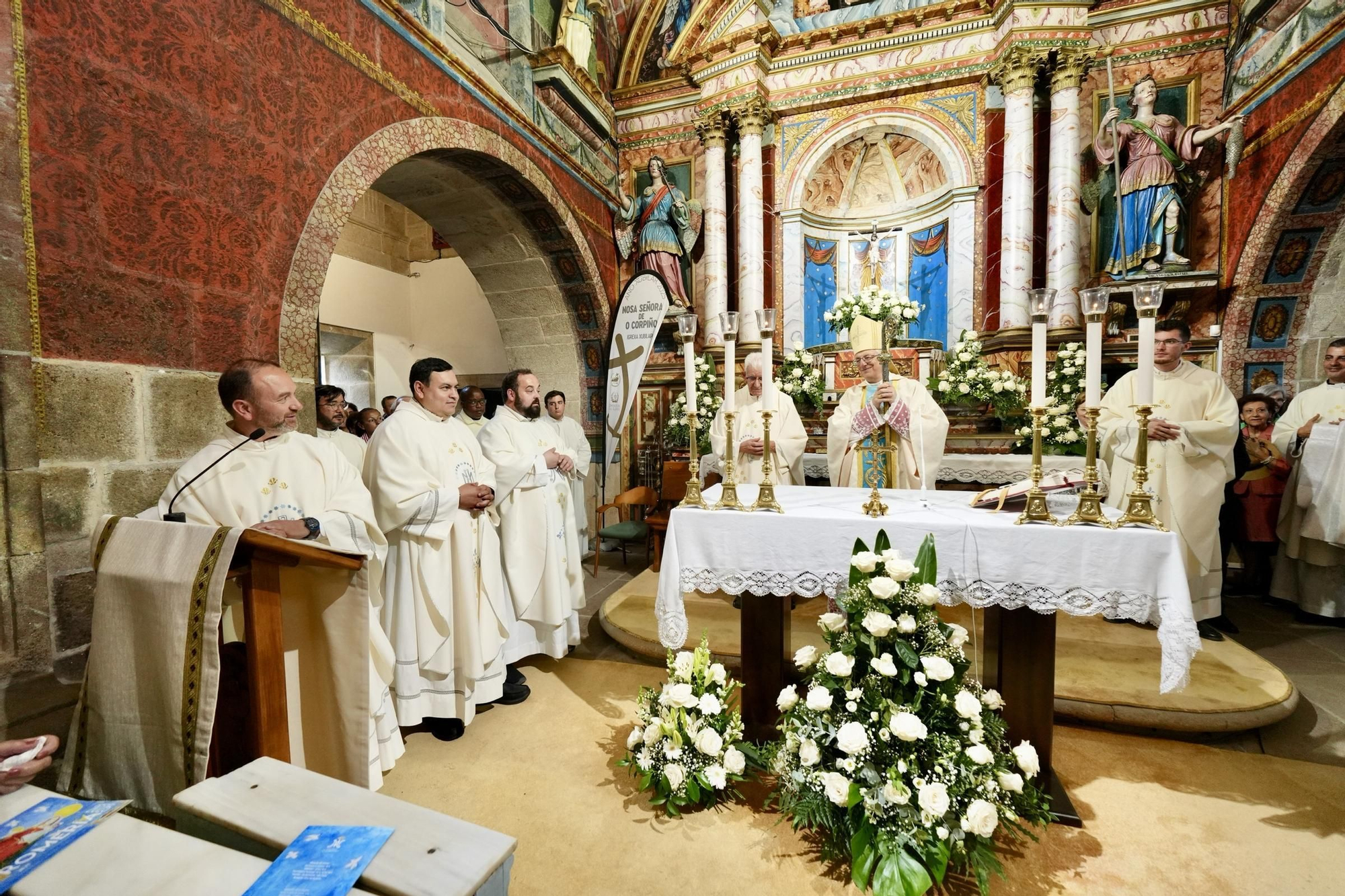 Abrazo multitudinario a la Virxe do Corpiño
