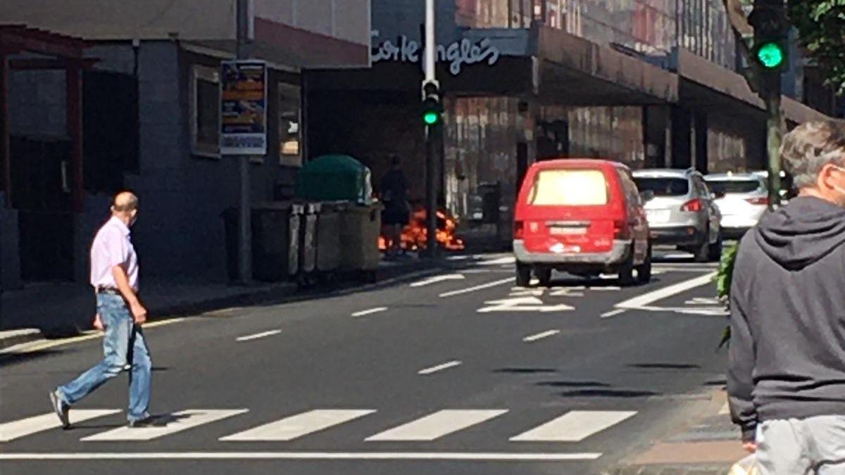 Arde un carro de la compra junto a El Corte Inglés de Mesa y López