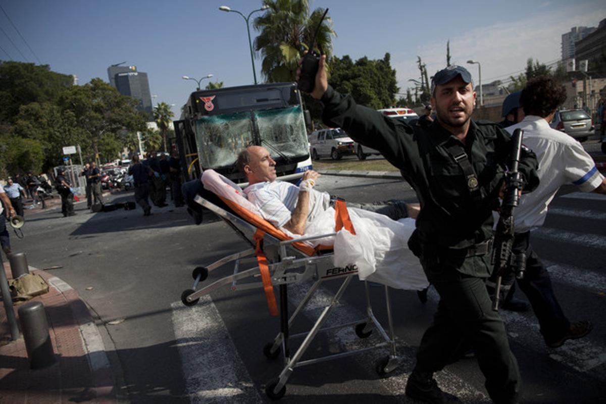 Els serveis d’emergència traslladen un ferit en l’atemptat de Tel Aviv. Els serveis d’emergència traslladen un ferit en l’atemptat de Tel Aviv.