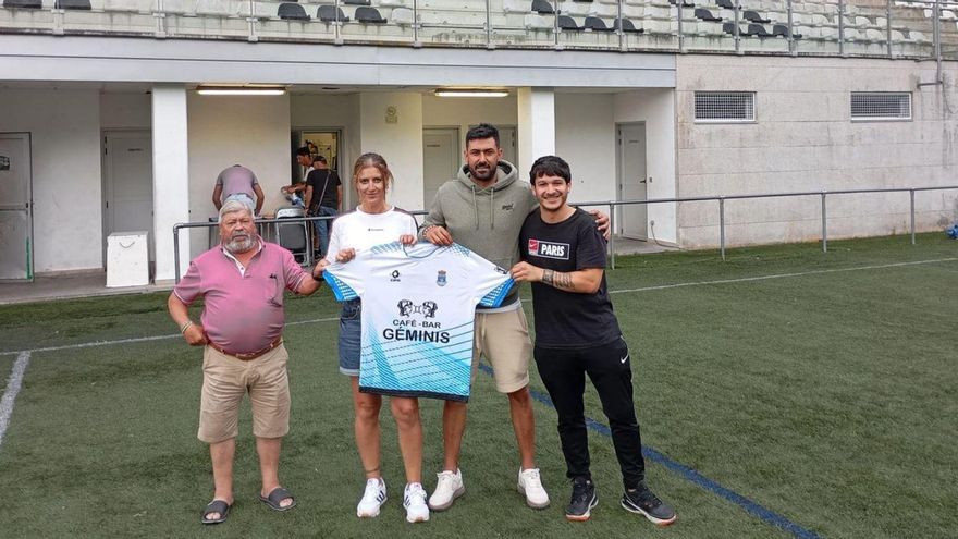 Iosu Villar y Diego Abal «Mati» (a la derecha) junto a dos directivos del Bueu.