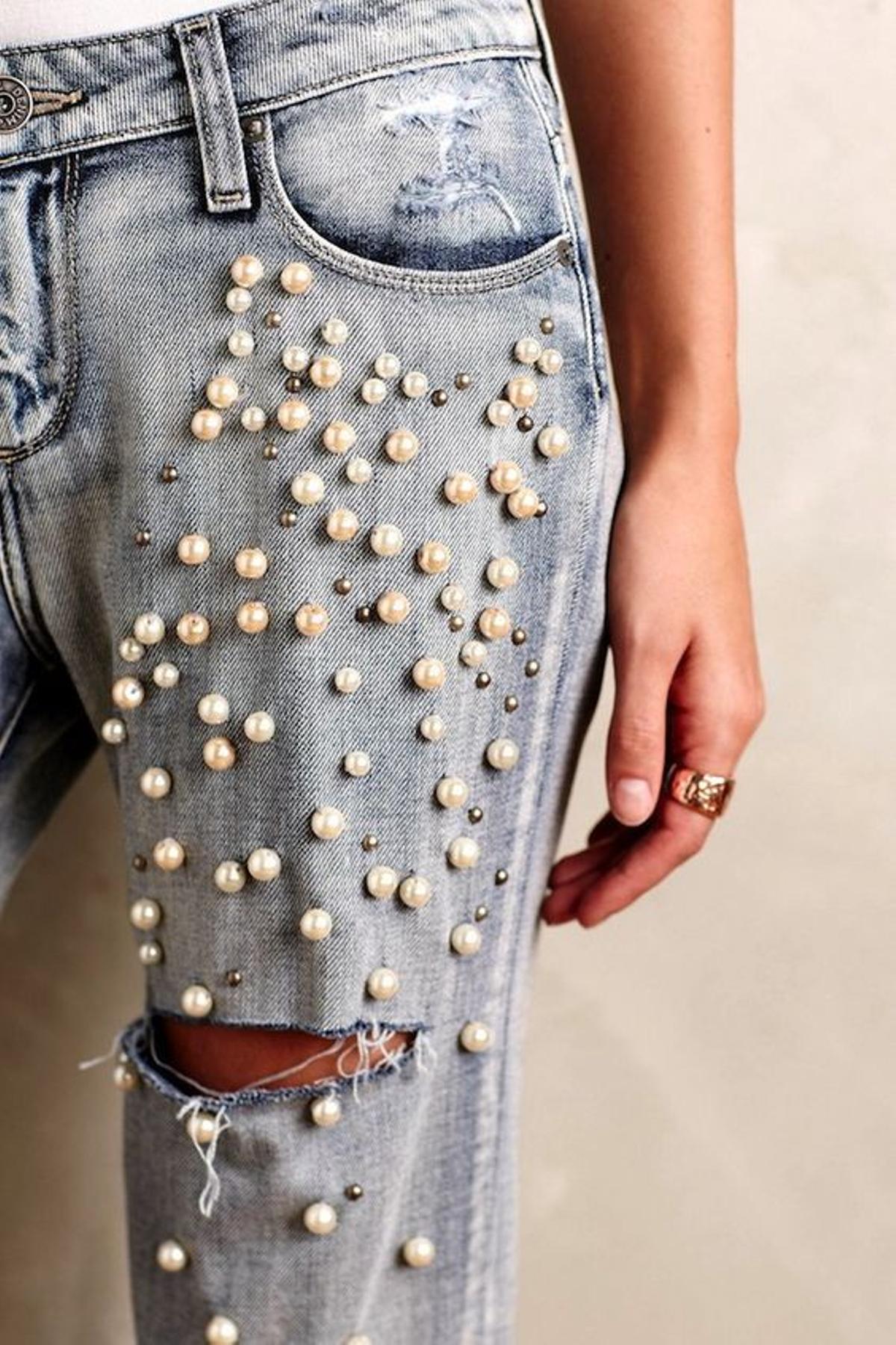 Denim con perlas: los abalorios inundan los jeans