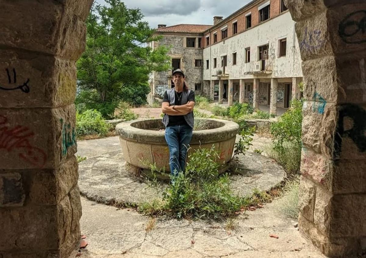 El empresario norteamericano posa en uno de los espacios abandonados del poblado.