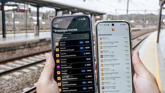 L’aplicació oficial de Rodalies (esquerra) i la de Transporta’m (dreta), a l’estació de tren Rodalies de Martorell