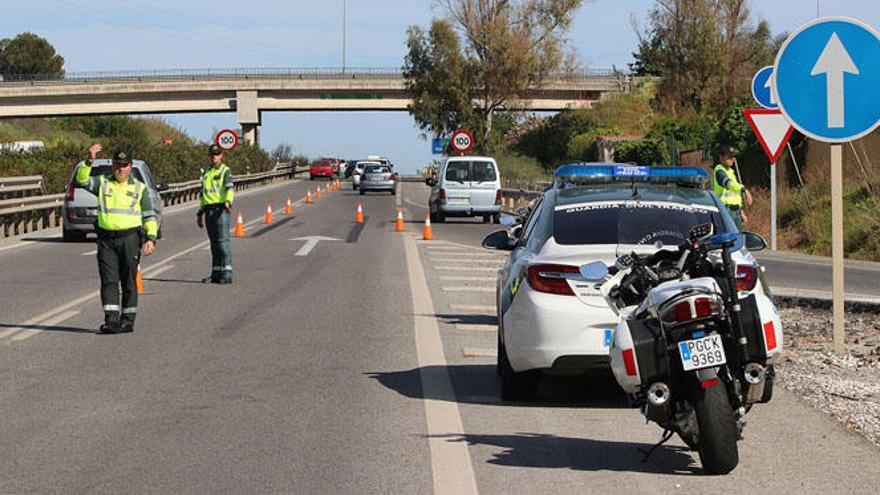 Agentes de la Agrupación de Tráfico de la Guardia Civil  Málaga durante un dispositivo.