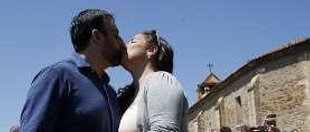 Daniel González y Sofía Castrillón, el pasado año en el rito del beso.