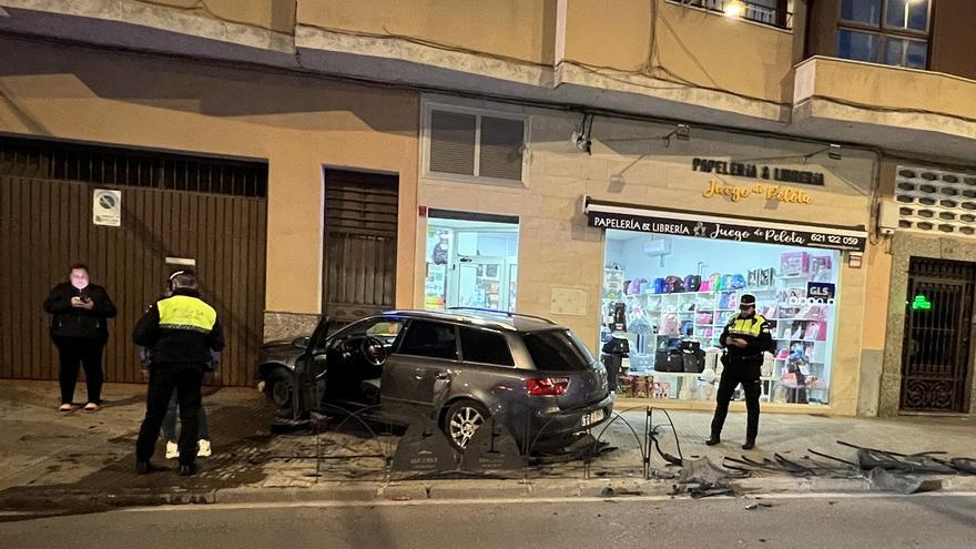 Un conductor sin carnet empotra su coche contra un bloque de viviendas en Lucena