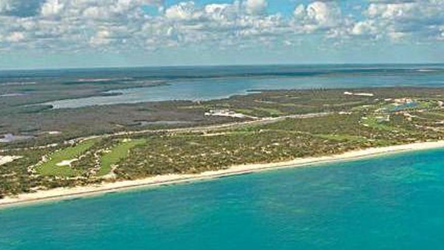 Imagen aérea de la zona donde se construirán los hoteles, a escasos siete kilómetros de Cancún.