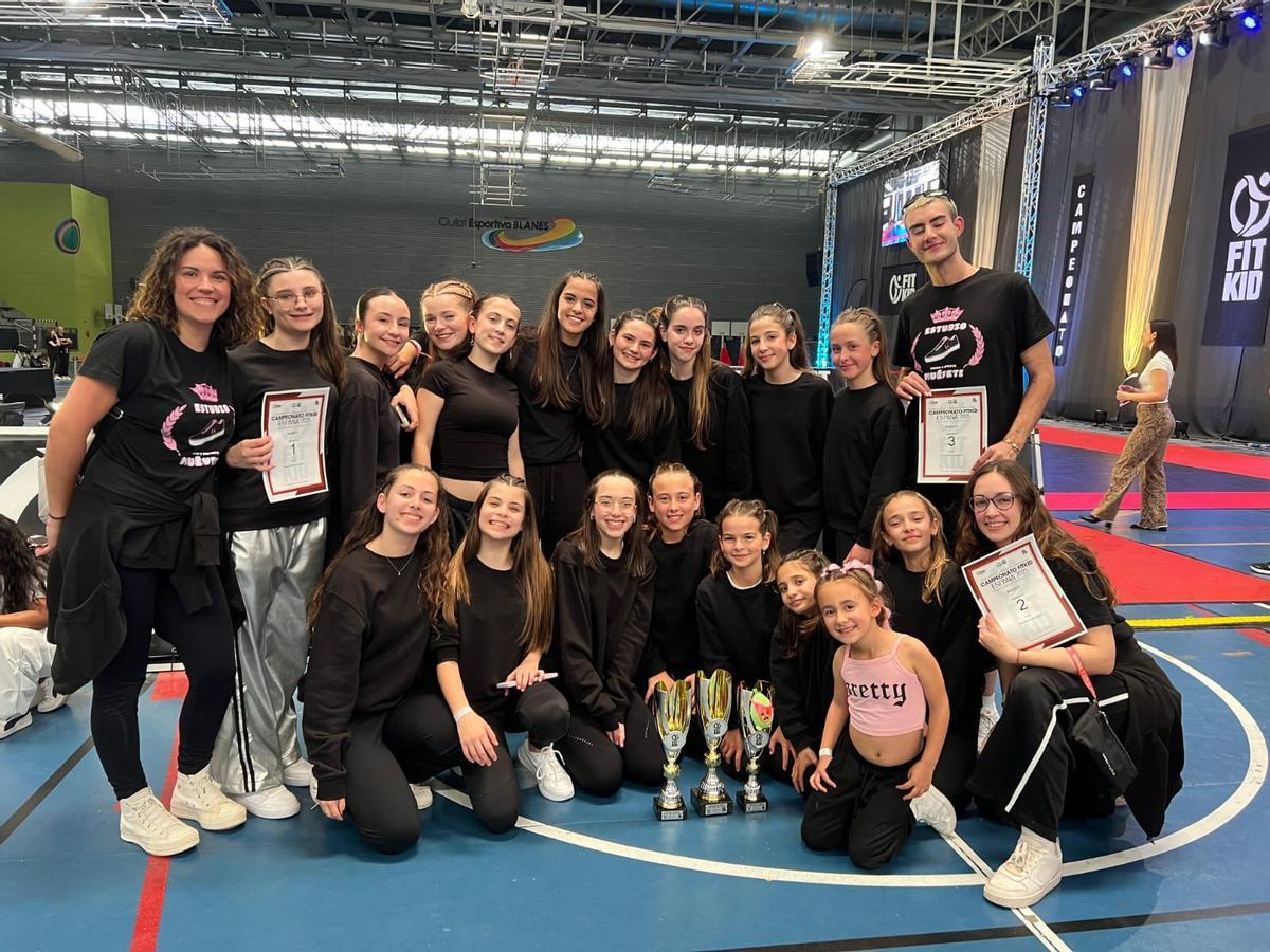 Bailarinas del estudio Muévete de Anna con algunos de los trofeos conseguidos.