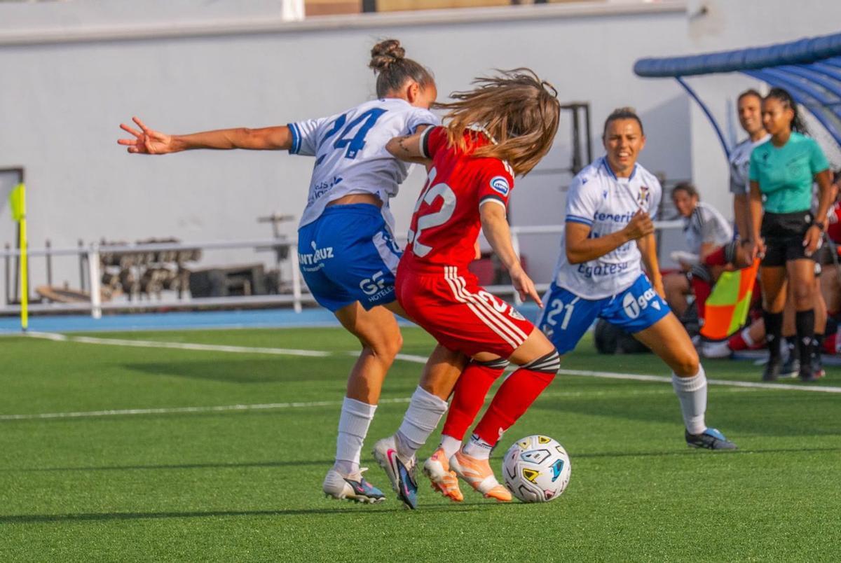 Una pugna entre Gramaglia (24) y Clau Blanco durante el partido de ayer. | COSTA ADEJE TENERIFE