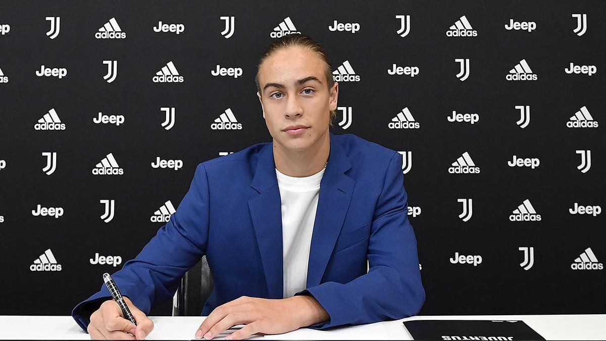 Kenan Yildiz en su signatura como nuevo jugador de la Juventus de Turín