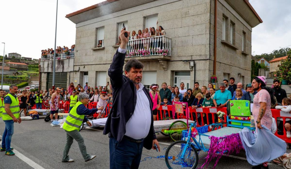 El alcalde Viéitez da el pistoletazo de salida de la prueba. | Iñaki Abella