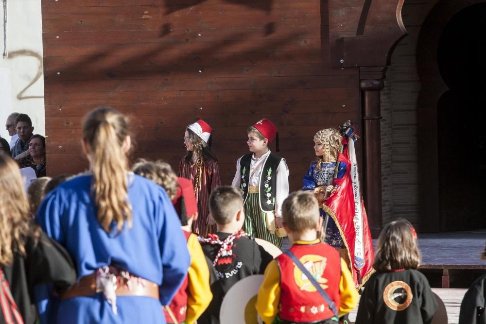 Un centenar de chavales, integrantes de las comparsas de San Vicente, celebran por segundo año la Embajada Infantil a las puertas del Castillo.