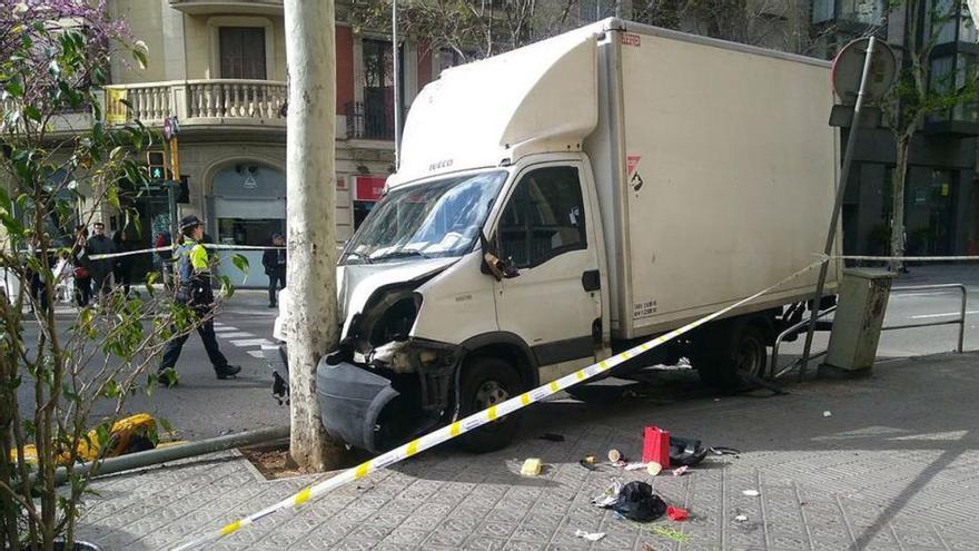 Una camioneta sin frenos hiere a siete personas en Barcelona